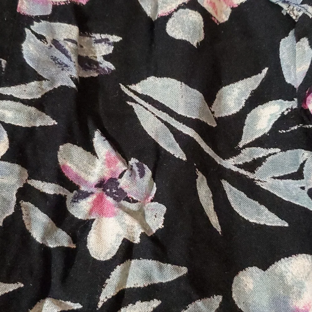 **Kimchi Blue Floral Shorts – Black/Pastel Print, Size Small**